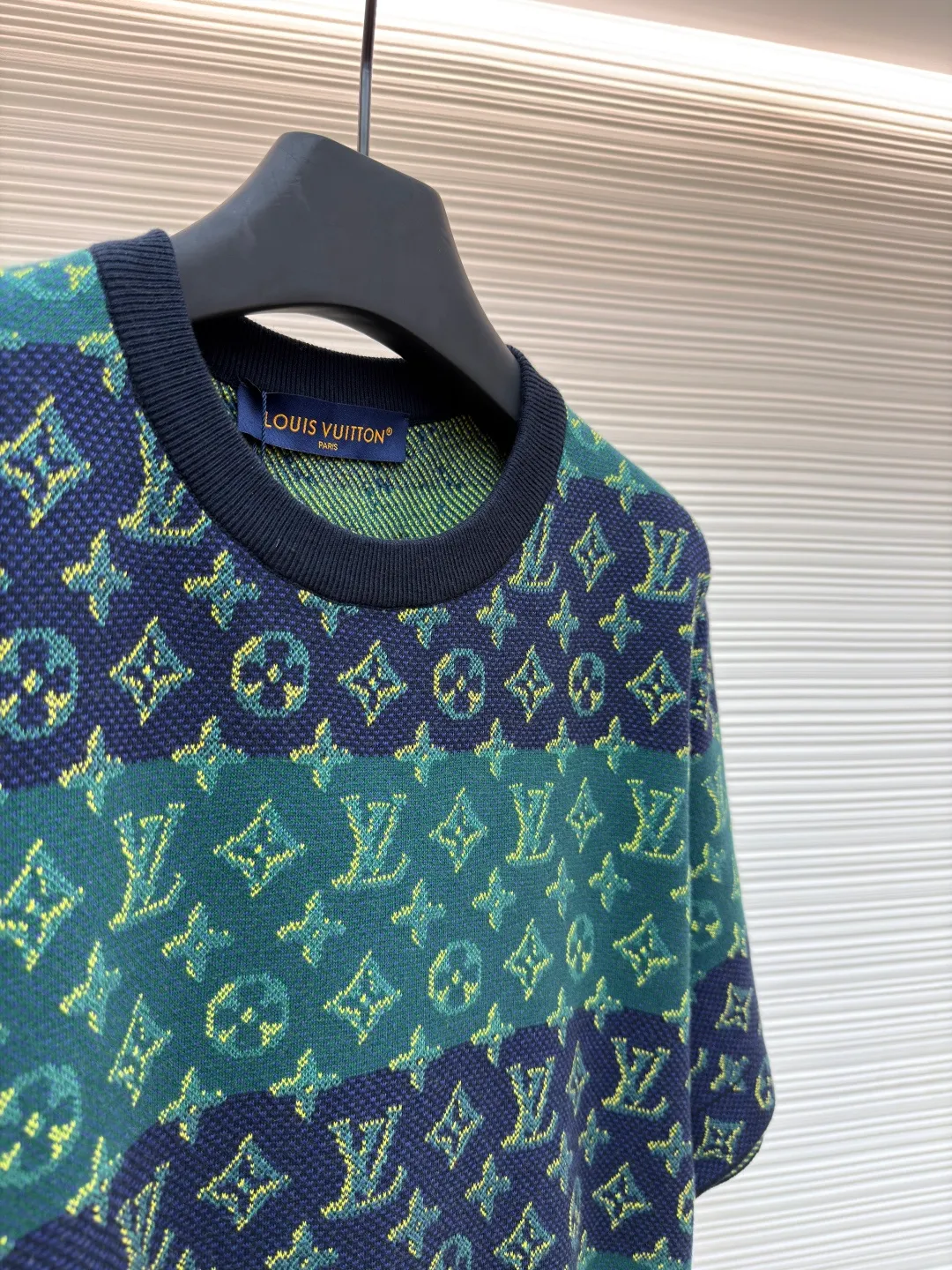 LOUIS VUITTON Contrast Color Jacquard Knitted Crewneck ●Original version: Purchased and developed by 13521 ●Item number: 1680862-A85 ●Material: knitted fabric ●Technology: jacquard production ●Version: fitted version ●Weight: about 375g ●Size: The contrasting horizontal stripes incorporate trompe l'oeil 3D effect Monogram elements, and exquisite jacquard craftsmanship interprets traditional sports style. The overall wiring is straight and delicate, the fabric is comfortable and soft, and the color is consistent without color difference. It can be matched with the same style to create a fashionable look and control various occasions. Customized accessories, complete with three standards, same style for men and women!
